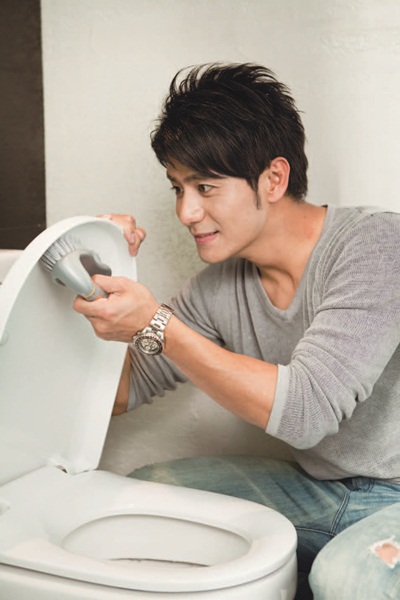 潮濕的浴室最容易孳生黴菌和異味，用對方法和用具讓廁所也滿室芳香！浴室的清潔範圍包含：浴缸、龍頭、面盆、馬桶、磁磚等，將這些地方打理好，在衛浴空間就變成超享受的事。  插入圖01