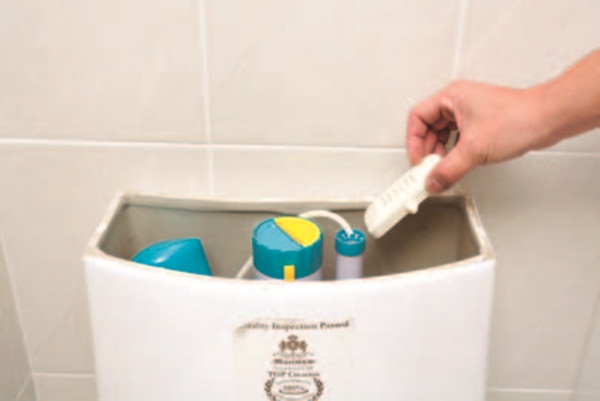 潮濕的浴室最容易孳生黴菌和異味，用對方法和用具讓廁