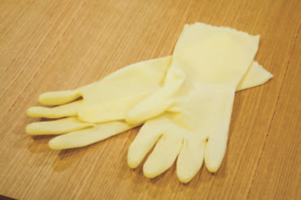 潮濕的浴室最容易孳生黴菌和異味，用對方法和用具讓廁