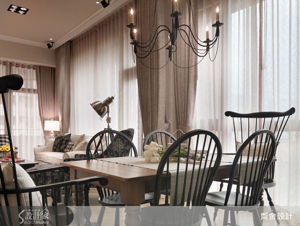 狹長的空間中，設計師透過開放式規劃，將客廳、餐廳和