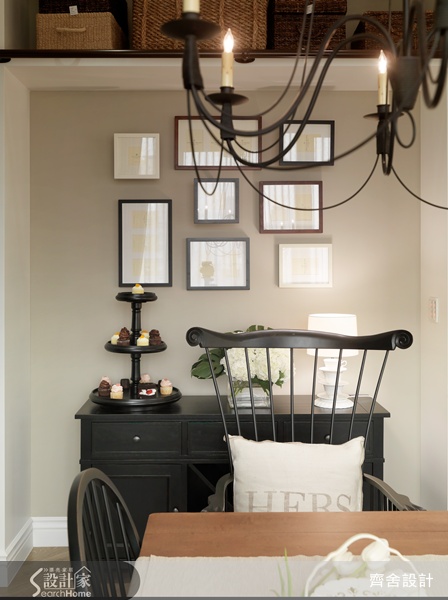 狹長的空間中，設計師透過開放式規劃，將客廳、餐廳和