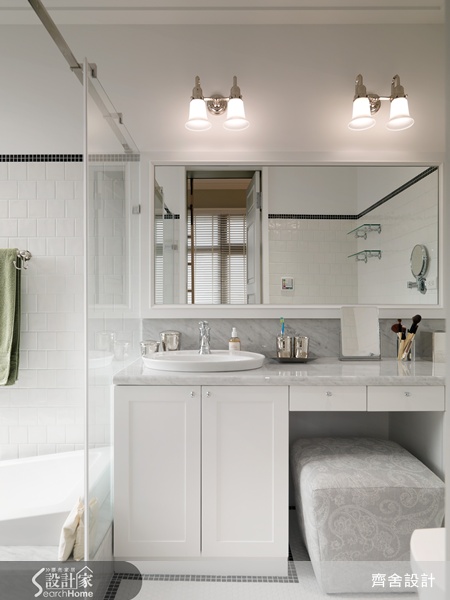 狹長的空間中，設計師透過開放式規劃，將客廳、餐廳和