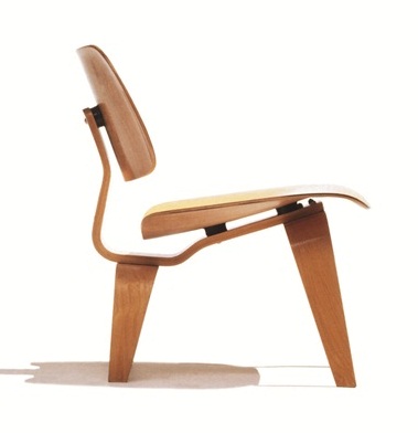 Butterfly Stool蝴蝶椅。結合了「天」字和日本鳥居神