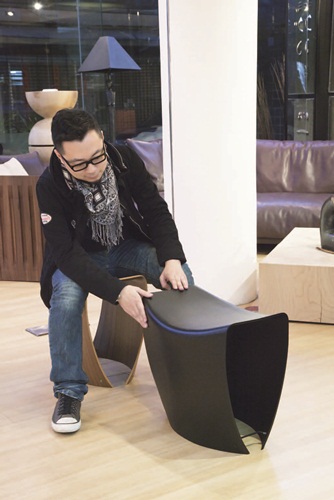 20 Butterfly Stool蝴蝶椅。結合了「天」字和日本鳥居神社的意象,設計師柳宗理以黃銅橫桿連結兩片彎曲、對稱合板製成的和式椅,也被廣泛使用在一般居家作為邊几或小凳使用,簡約內斂的弧線設計,既是傢具,也是烘托空間人文質感的重要擺飾。價格店洽。By 天童木工。圖片提供_MOT/CASA插入圖20