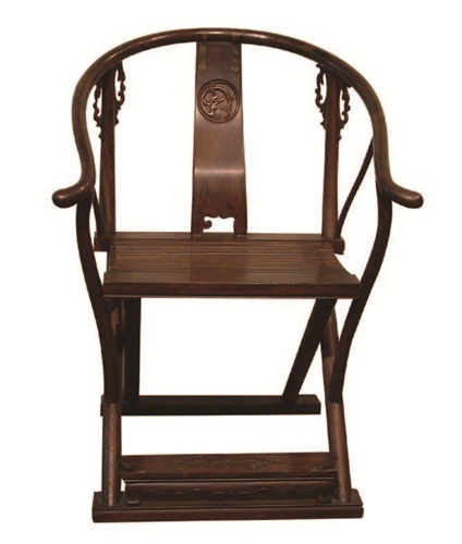 Butterfly Stool蝴蝶椅。結合了「天」字和日本鳥居神