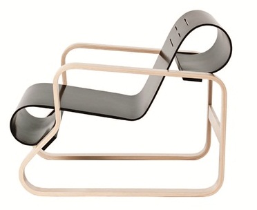 20 Butterfly Stool蝴蝶椅。結合了「天」字和日本鳥居神社的意象,設計師柳宗理以黃銅橫桿連結兩片彎曲、對稱合板製成的和式椅,也被廣泛使用在一般居家作為邊几或小凳使用,簡約內斂的弧線設計,既是傢具,也是烘托空間人文質感的重要擺飾。價格店洽。By 天童木工。圖片提供_MOT/CASA插入圖20