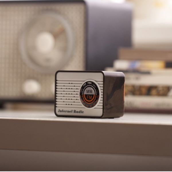 iPod、MP3 Player當道時代,幾乎已忘了過去聽音樂時,那種需要手動調頻、變換曲目的感受,還在用iPod、MP3 Player聽歌嗎?試試放下它們吧!改用復古收音機試試,保證讓你回憶湧上心,甚至更記起昔日的美好。