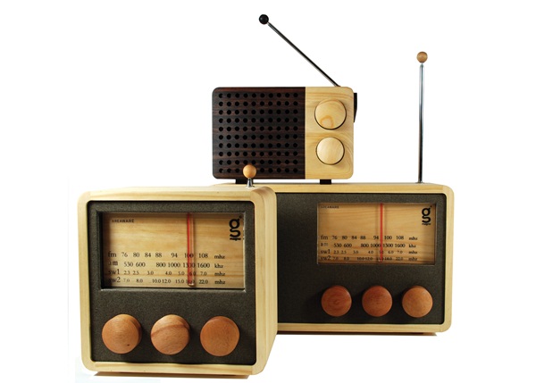 iPod、MP3 Player當道時代,幾乎已忘了過去聽音樂時,那種需要手動調頻、變換曲目的感受,還在用iPod、MP3 Player聽歌嗎?試試放下它們吧!改用復古收音機試試,保證讓你回憶湧上心,甚至更記起昔日的美好。