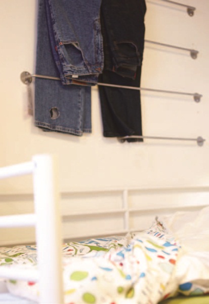 小女孩開始背書包上學，可以玩扮家家酒的時間變少了，