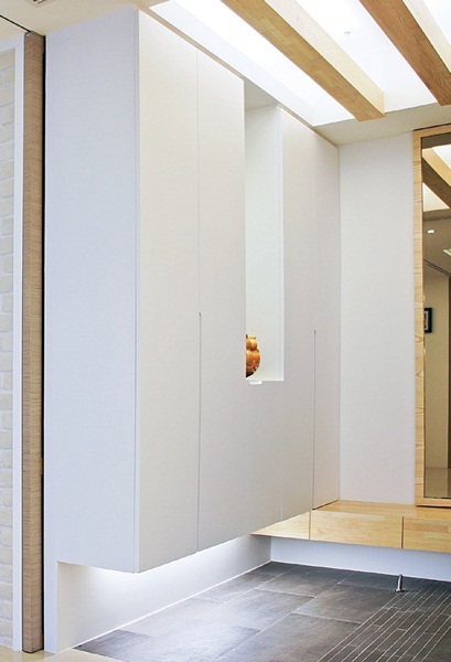 家家戶戶都會有的收納櫃設計,幾乎已成為設計師設計清單中的基本配備。但究竟怎樣的設計才是好用的櫃子呢?1公分和2公分的差距在哪裡?