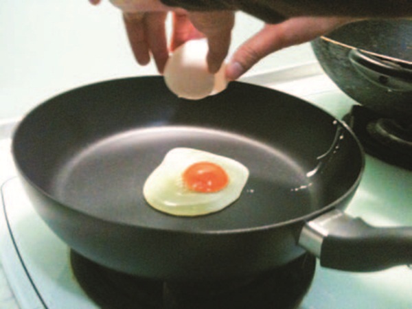 煎煮食物所產生的沾鍋問題,曾經困擾許多媽媽婆婆們,