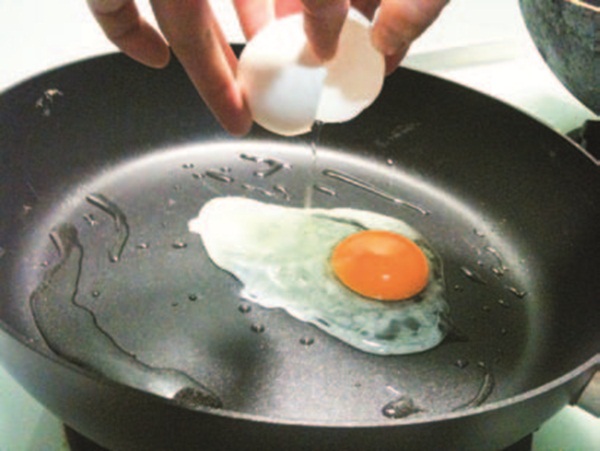 煎煮食物所產生的沾鍋問題,曾經困擾許多媽媽婆婆們,