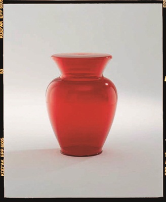 出自於丹麥建築設計師Arne Jacobsen之手，完美結合了