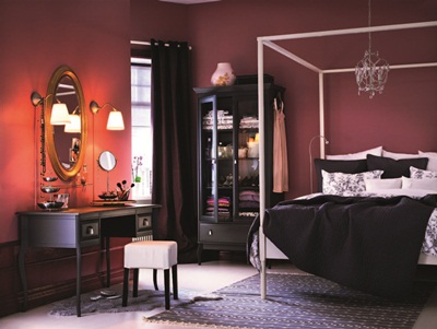 低明度、沉穩的紅色，蘊含著紅色原有的能量和熱情向上