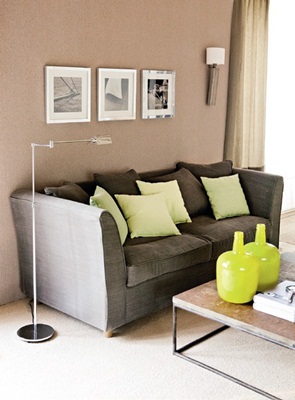 低明度、沉穩的紅色,蘊含著紅色原有的能量和熱情向上