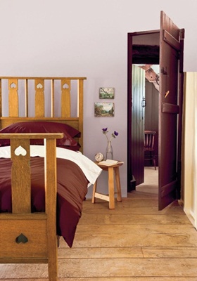 低明度、沉穩的紅色,蘊含著紅色原有的能量和熱情向上