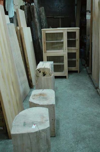 許多人喜歡木材質的觸感溫潤，但考量木素材的價格及維