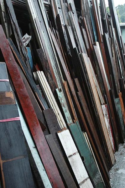 許多人喜歡木材質的觸感溫潤，但考量木素材的價格及維