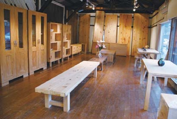 許多人喜歡木材質的觸感溫潤,但考量木素材的價格及維