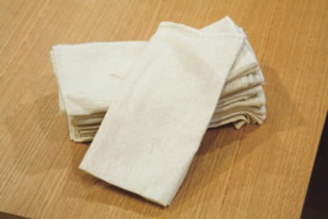 家中的燈罩和抱枕可能是較易被忽略的清潔物件,可不要