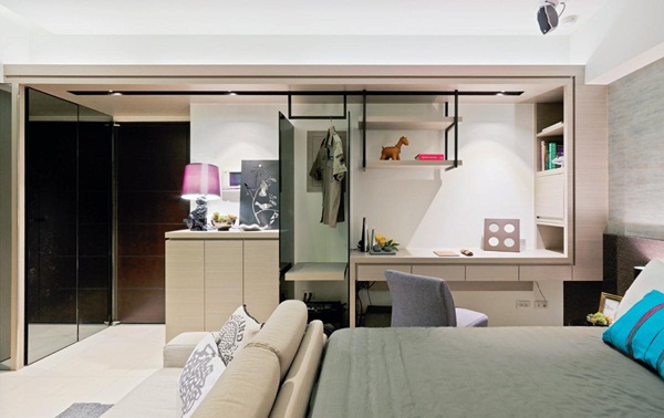 以側面吊掛式收納為主的衣櫃，深度須模擬出一般人正面