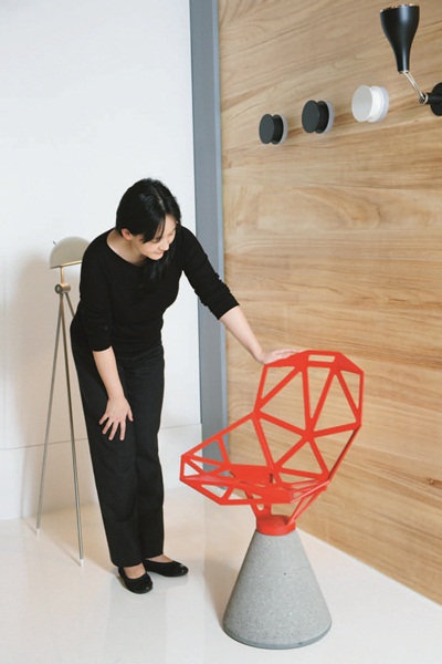 由英國設計師Ron Arad所設計的Clover Chair，以幸運草