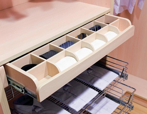 大多數時候，設計師會選擇以層板方式做開放式分層收納