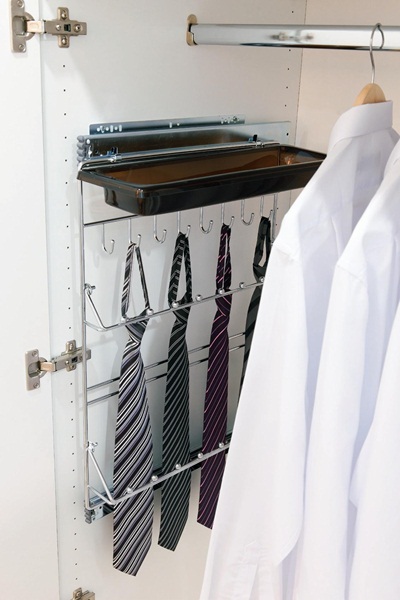 大多數時候，設計師會選擇以層板方式做開放式分層收納