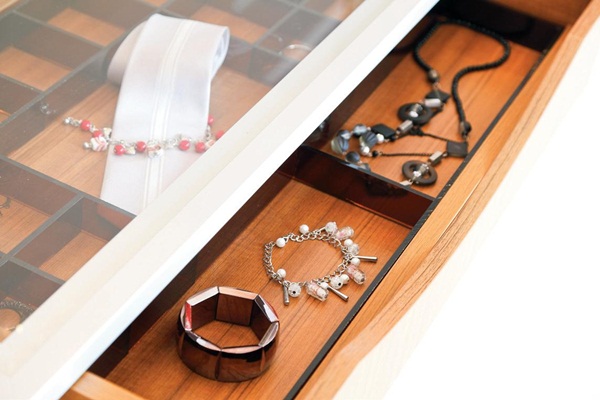 大多數時候，設計師會選擇以層板方式做開放式分層收納