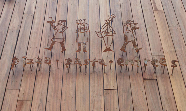 在薄多義餐廳裡，每一塊木頭都是平等但獨一無二的。設