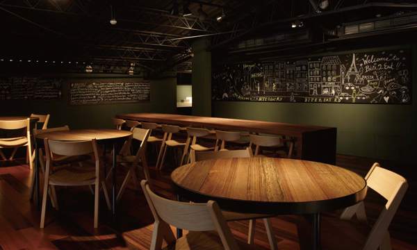 在薄多義餐廳裡，每一塊木頭都是平等但獨一無二的。設