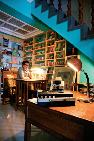 放眼望去，帶有懷舊氛圍的胡克綠牆面鋪陳客廳的摩登性