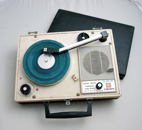 放眼望去，帶有懷舊氛圍的胡克綠牆面鋪陳客廳的摩登性