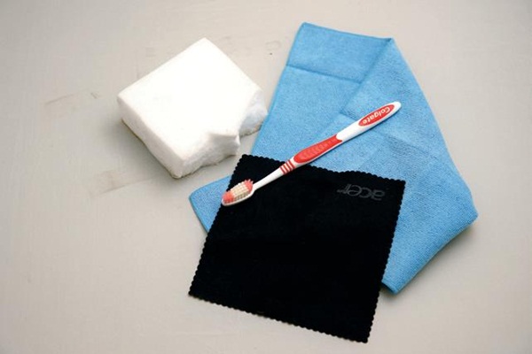 放眼望去，帶有懷舊氛圍的胡克綠牆面鋪陳客廳的摩登性