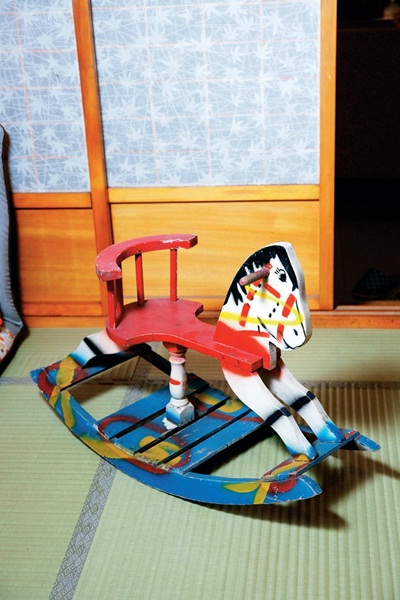 放眼望去，帶有懷舊氛圍的胡克綠牆面鋪陳客廳的摩登性