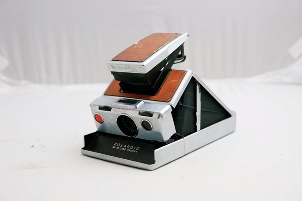 放眼望去，帶有懷舊氛圍的胡克綠牆面鋪陳客廳的摩登性