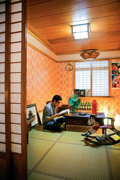 放眼望去，帶有懷舊氛圍的胡克綠牆面鋪陳客廳的摩登性