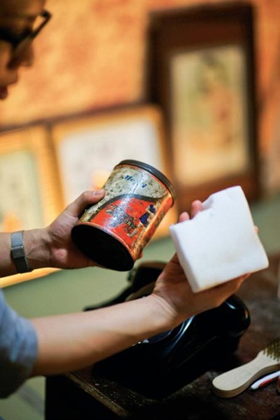 放眼望去，帶有懷舊氛圍的胡克綠牆面鋪陳客廳的摩登性