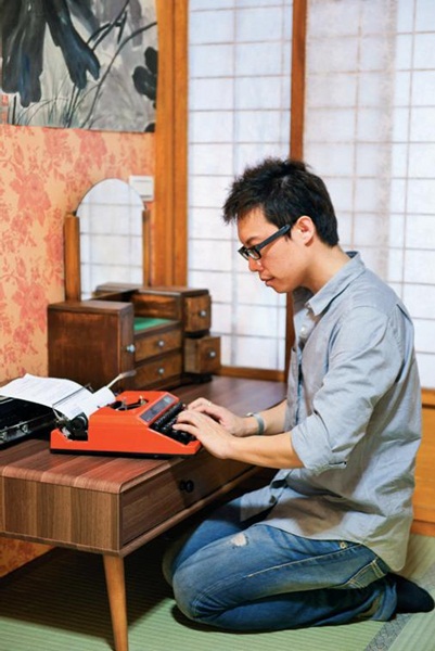 放眼望去，帶有懷舊氛圍的胡克綠牆面鋪陳客廳的摩登性