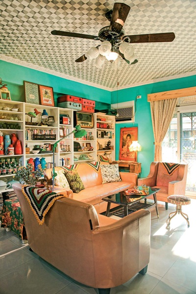 放眼望去，帶有懷舊氛圍的胡克綠牆面鋪陳客廳的摩登性