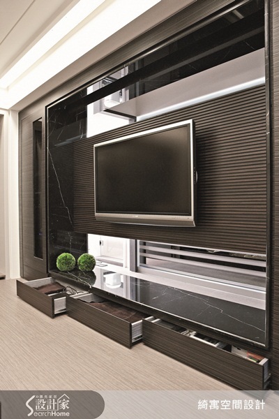 本案是間30年的華廈，原始格局因切割得過於零碎，不僅