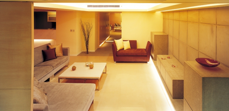 客廳的格局最好是正方形或長方形，座椅區不可沖煞到屋