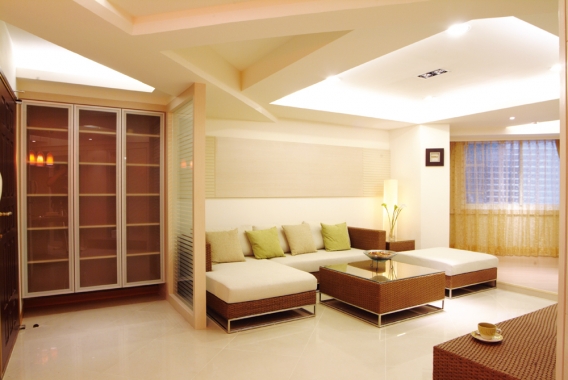 客廳的格局最好是正方形或長方形，座椅區不可沖煞到屋