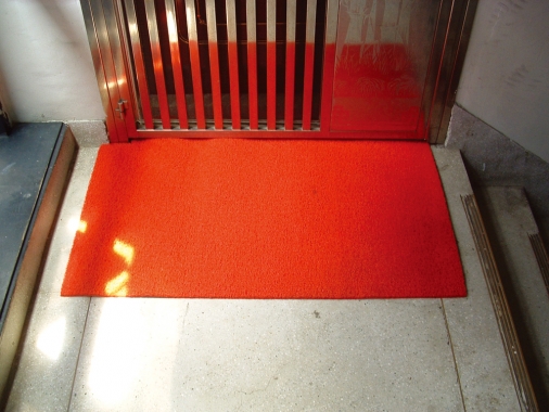 小明堂指的是大門及門框、門柱與門外地板的部分，若有