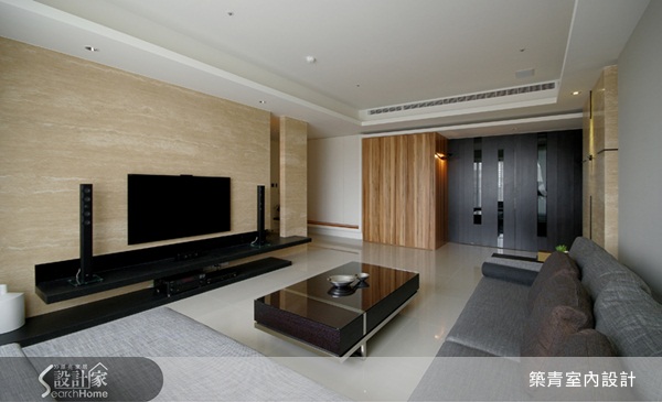 用「米洞石」打造的一整面寬廣客廳電視牆,擴增了客廳