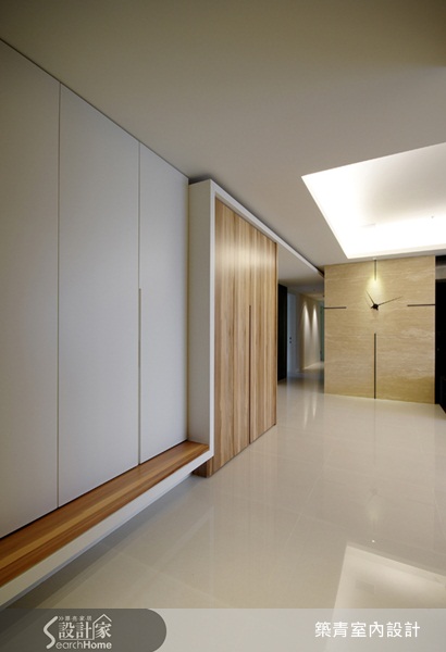 用「米洞石」打造的一整面寬廣客廳電視牆,擴增了客廳