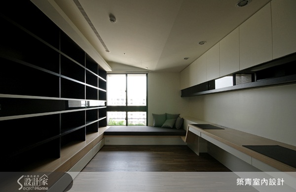 用「米洞石」打造的一整面寬廣客廳電視牆,擴增了客廳