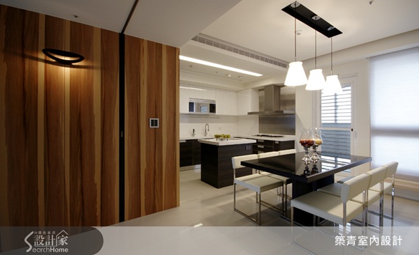 用「米洞石」打造的一整面寬廣客廳電視牆,擴增了客廳