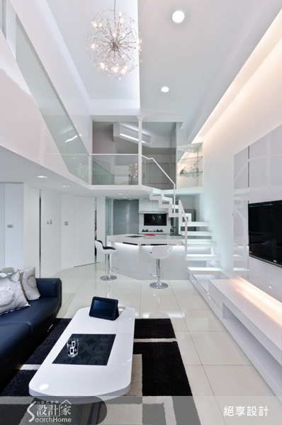 在這個四米二的挑高空間中,屋主期望能夠藉由設計師的