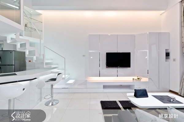 在這個四米二的挑高空間中,屋主期望能夠藉由設計師的